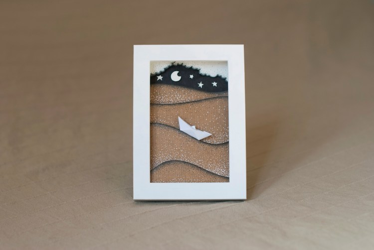 Diorama di carta craft e cartoncino, in cornice di legno bianco.